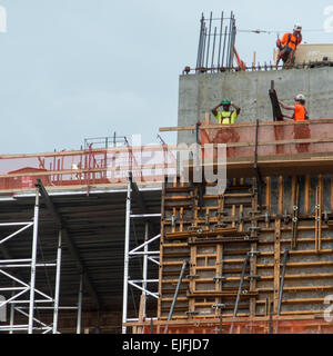 Low angle view of construction workers, Chelsea, Manhattan, New York City, New York State, USA Banque D'Images
