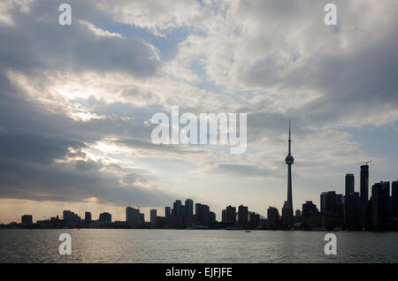 L'horizon de Toronto sur le lac Ontario au coucher du soleil Banque D'Images