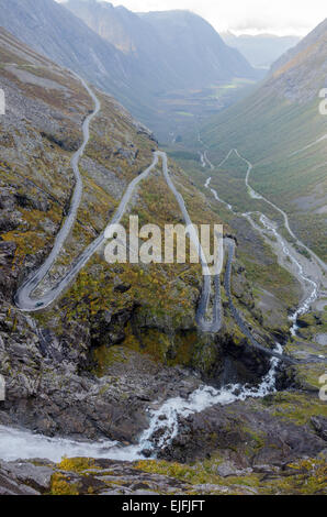 Trollstigen (sentier du Troll), de la Norvège à l'automne temps Banque D'Images