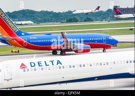 Au sud-ouest et Delta Airlines jets dans le trafic congestionné à Atlanta International Airport, l'aéroport le plus achalandé au monde. (USA) Banque D'Images