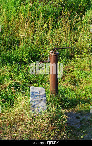 Paysage rural - colonne de fer de la distribution de l'eau d'un système d'approvisionnement en eau. Banque D'Images