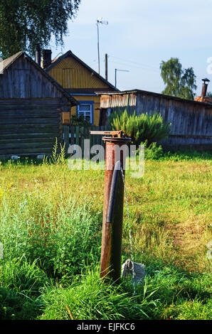 Paysage rural - colonne de fer de la distribution de l'eau d'un système d'approvisionnement en eau. Banque D'Images