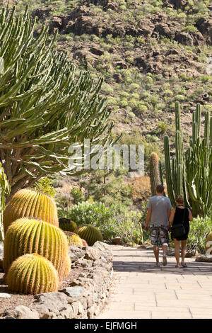 Visiteurs sur le jardin de cactus de Palmitos Park, Gran Canaria, îles Canaries, Espagne, Europe Banque D'Images
