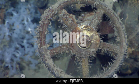 Un cadeau photo fournie par Paul G. Allen le 2 mars 2015, le cuirassé japonais Musashi était situé par Paul G. Allen et son équipe de recherche. Ce sont les premières images de l'épave capturés par l'Octo de ROV M/Y Octopus. Il s'agit d'une roue d'une soupape qui aurait été d'un domaine de l'ingénierie qui contient certains pas encore traduites par écrit. © Paul G. Allen/Document/AFLO/Alamy Live News Banque D'Images