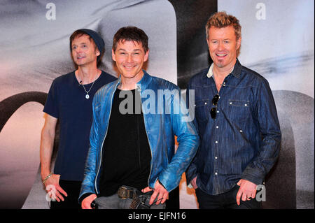 Berlin, Allemagne. 25 mars, 2015. Les membres du groupe pop norvégien A-ha, Morten Harket Pal Waaktaar et Magne Furuholmen au cours d'une conférence de presse où ils ont annoncé comeback avec la sortie de leur nouvel album 'Cast en acier' à Berlin, Allemagne. Le 25 mars 2015./photo : dpa Crédit alliance photo alliance/Alamy Live News Banque D'Images