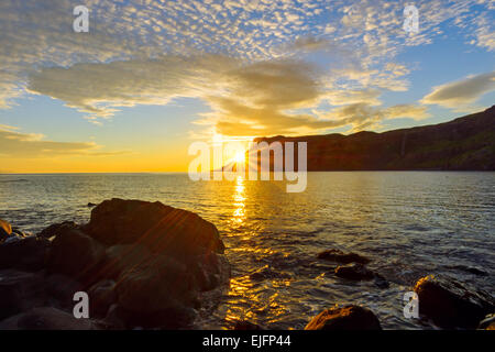 Un magnifique coucher de soleil sur l'île de Skye en Ecosse Banque D'Images