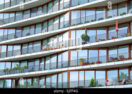 Façade d'immeuble moderne avec nombreux balcons hirise Banque D'Images