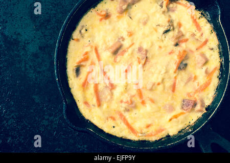 Omelette aux carottes dans la poêle. Vue supérieure, close-up Banque D'Images