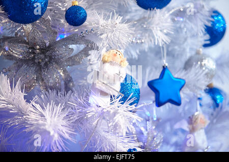 Les jouets de Noël sous la forme d'un ange accroché à l'arbre près de la perles et boules Banque D'Images