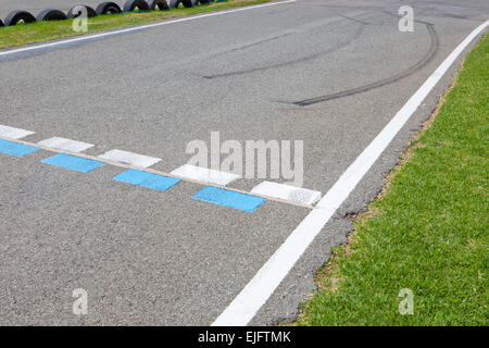 Sur un tour du circuit de karting en plein air vide du circuit de voiture de course Banque D'Images