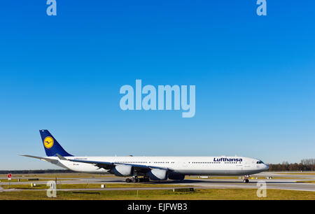 Lufthansa Airbus A340-600 mise en place sur la voie de circulation, la piste du nord à Munich, Franz Josef Strauss, MUC, EDDM, District de Freising, Erding Banque D'Images