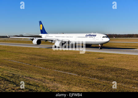 Lufthansa Airbus A340-600 mise en place sur la voie de circulation, la piste du nord à Munich, Franz Josef Strauss, MUC, EDDM, District de Freising, Erding Banque D'Images