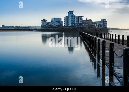 Le pont-jetée à travers le lac marin à l'île de Knightstone, Weston-super-Mare, North Somerset, Angleterre. Banque D'Images