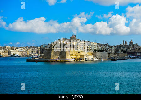 La ville fortifiée de Senglea vu depuis le Grand Port de La Valette, Malte Banque D'Images