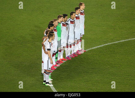 Kaiserslautern, Allemagne. Mar 25, 2015. L'Allemagne Shkodran Mustafi (l-r), Karim Bellarabi, Mario Goetze, Sami Khedira, Benedikt Hoewedes, Marco Reus, Torwart Ron-Robert Zieler, Ilkay Gundogan, Mesut Ozil, Holger Badstuber Hector jonas et s'unir pour une minutes de silence avant le match amical de l'Allemagne contre l'Australie, à Kaiserslautern, Allemagne, 25 mars 2015. L'équipe a célébré le vicitimd de vol Germanwings (4U) 9525, qui s'est écrasé dans les Alpes françaises, dans le sud de la France le 24 mars 2015. Photo : Thomas Frey/dpa/Alamy Live News Banque D'Images