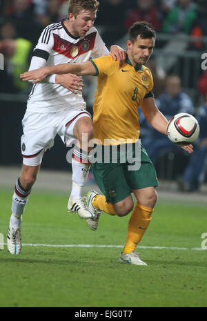 L'Allemagne Christoph Kramer (l) et l'Australie's Bailey Wright en action pendant le salon international de l'environnement l'Allemagne contre l'Australie, à Kaiserslautern, Allemagne, 25 mars 2015. Photo : Thomas Frey/dpa Banque D'Images