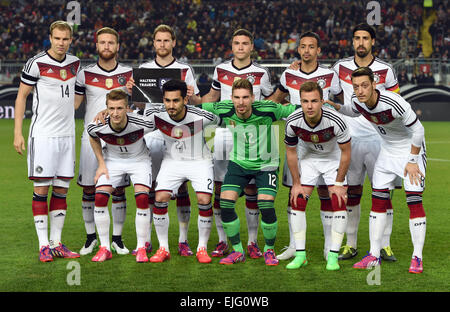 L'Allemagne Holger Badstuber (L-R, retour), Shkodran Mustafi, Benedikt Hoewedes, Jonas Hector, Karim Bellarabi, Sami Khedira et (L-R) avant, Marco Reus, Ilkay Gundogan, Ron-Robert Zieler gardien, Mario Goetze et Mesut Ozil se tenir ensemble comme Hoewedes est titulaire d'un signe de la main qui se lit 'Haltern est en deuil' avant le match amical de l'Allemagne contre l'Australie, à Kaiserslautern, Allemagne, 25 mars 2015. L'enseigne rend hommage aux victimes du vol Germanwings (4U) 9525, qui s'est écrasé dans les Alpes françaises, dans le sud de la France, le 24 mars 2015. Photo : Arne Dedert/dpa Banque D'Images