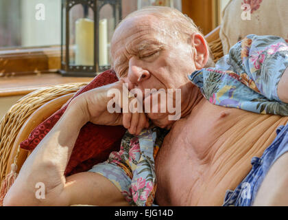 Un homme âgé portant dormir. Hauts homme endormi avec les yeux fermés. Banque D'Images