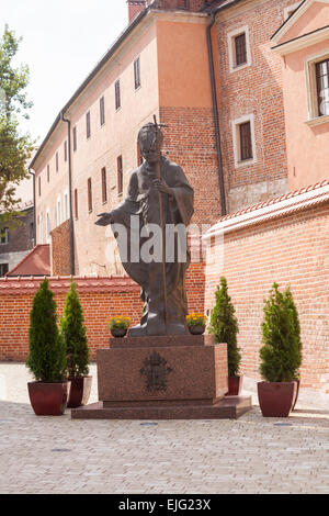 Monument de la Pape polonais Jean-Paul II au Château Royal de Wawel sur la colline de Wawel, Cracovie, Pologne en septembre Banque D'Images