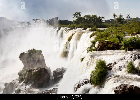 L'Argentine, Iguazu, l'eau s'écoule sur San Martin, et Mbigua Bernabe Mendez cascades Banque D'Images