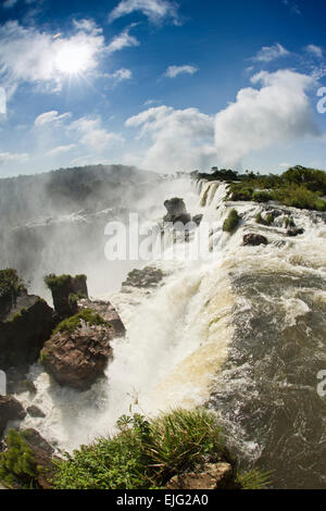 L'Argentine, Iguazu, l'eau s'écoule sur San Martin, et Mbigua Bernabe Mendez cascades Banque D'Images