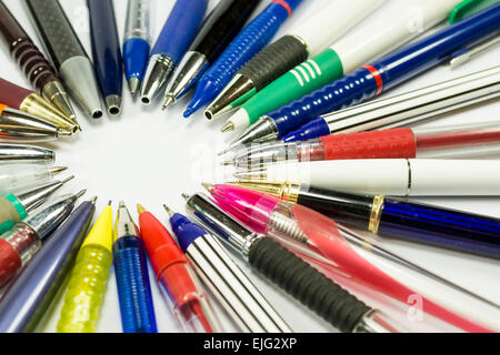 Stylos et crayons mécaniques de différentes formes et couleurs avec leur extrémité orientée vers l'intérieur, formant un cercle Banque D'Images