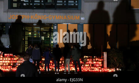 Haltern am See, Allemagne. 26 mars, 2015. Haltern am See, Allemagne. 25 mars, 2015. Les gens se tiennent devant les chandelles allumées devant l'Joseph-Koenig-Gymnasium de Haltern am See, Allemagne, 25 mars 2015. 16 étudiants et deux professeurs de l'Joseph-Koenig-Gymnasium étaient à bord des avions de Germanwings qui s'est écrasé dans les Alpes françaises, en route de Barcelone à Düsseldorf le 24 mars 2015. Photo : MARCEL KUSCH/dpa/Alamy Live News Banque D'Images