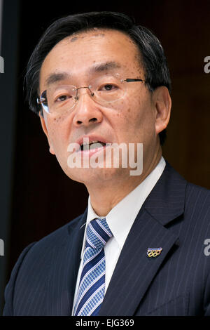 Tokyo, Japon. 26 mars, 2015. Kazuhiro Tsuga, président de Panasonic Corporation, assiste à une conférence de presse pour annoncer la politique commerciale pour l'exercice à venir à son siège social au centre-ville de Tokyo le 26 mars 2015. Panasonic a annoncé qu'elle vise à renforcer son objectif de résultat d'exploitation de 350 milliards de yen, dans l'année se terminant le 31 mars, à 430 milliards de yens pour l'exercice à venir. Credit : Rodrigo Reyes Marin/AFLO/Alamy Live News Banque D'Images