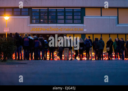 Haltern am See, Allemagne. 26 mars, 2015. Haltern am See, Allemagne. 25 mars, 2015. Les gens se tiennent devant les chandelles allumées devant l'Joseph-Koenig-Gymnasium de Haltern am See, Allemagne, 25 mars 2015. 16 étudiants et deux professeurs de l'Joseph-Koenig-Gymnasium étaient à bord des avions de Germanwings qui s'est écrasé dans les Alpes françaises, en route de Barcelone à Düsseldorf le 24 mars 2015. Photo : ROLF VENNENBERND/dpa (certains visages ont été pixelisées pour des raisons de sécurité personnelle)/Alamy Live News Banque D'Images