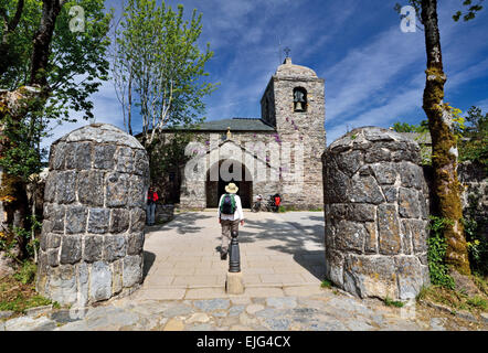 L'Espagne, la Galice : Pilgrim entrant dans l'église Santa Maria de mountain village O Cebreiro Banque D'Images