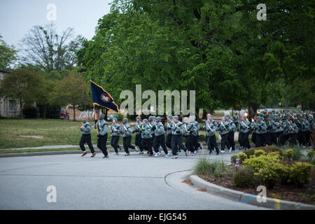 Le général Luis R. Visot, U.S. Army Reserve Command commandant général adjoint pour les opérations, dirige les officiers et sous-officiers USARC en deux mile run à Fort Bragg, N.C., le 23 avril 2013, pour célébrer le 105e anniversaire de l'armée de réserve. Créé en 1908 comme la réserve médicale, corps de réserve de l'armée d'aujourd'hui est un petit force opérationnelle qui prend en charge l'ensemble des États-Unis. La réserve de l'armée est composée de plus de 200 000 "Citizen-Soldiers", et environ 11 900 de ces soldats sont actuellement déployés dans le monde, fournissant les moyens de sauvetage et de maintien de la vie capab Banque D'Images