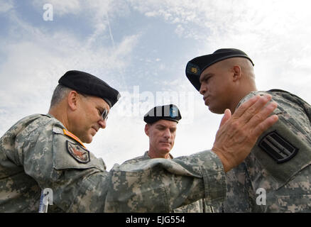 Army Times 2009 "Le soldat de l'année" 1er Sgt. Peter J. Lara parle avec le chef d'état-major de l'Armée Le Général George W. Casey Jr., commandant de Fort Jackson et Brigue. Le général Bradley peut, à Fort Jackson, L.C., le 30 juillet 2009. Lara sert avec le 3e Bataillon du 13e Régiment d'infanterie. D. Myles Cullen Banque D'Images