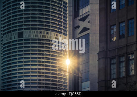 Rayons lumineux qui brille entre deux grands bâtiments d'un quartier financier. Banque D'Images