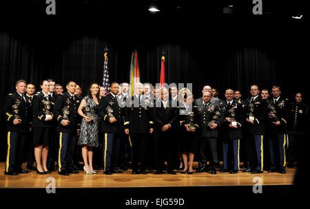 Lauréats de la 23e remise des prix de leadership du général Douglas MacArthur posent avec Chef d'état-major de l'Armée Le Général George W. Casey Jr., centre, le 6 mai, au Pentagone. Haut de l'armée les officiers subalternes reconnu avec nouveau prix /-news/2010/05/07/38778-armys-top-junior-officiers reconnu-avec-macarthur-award/index.html Banque D'Images