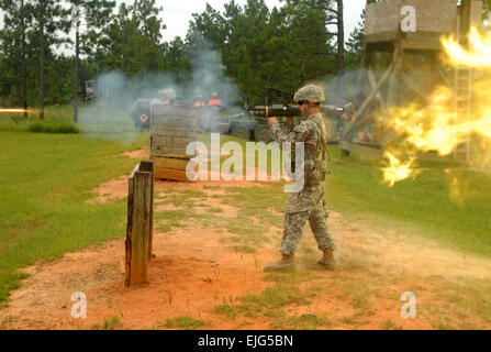 La FPC. Joshua Smith de Tylertown, au Mississippi, les feux d'un lanceur de missiles antichar AT-4 pendant le détachement, l'Administration centrale 1 Compagnie, 1er Bataillon, 155e Régiment d'infanterie, deux semaines de formation annuel au Camp Shelby Joint Forces Training Center le 31 juillet 2014. Le détachement est basée à Tylertown, Mademoiselle de la Garde nationale de l'Armée photo prise par le s.. Scott Tynes, 102e Détachement des affaires publiques Mobiles Banque D'Images