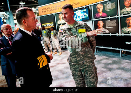 Le SMA de la marine. Mike Mullen, chef de l'état-major interarmées de l'armée américaine parle avec le Sgt. 1re classe George J. Kirkpatrick au 60e Congrès annuel de l'Association réunion et exposition de l'Armée américaine au Walter E. Washington Convention Center à Washington D.C. le 27 octobre 2010. Spécialiste de la communication de masse du DoD 1re classe Chad J. McNeeley Banque D'Images