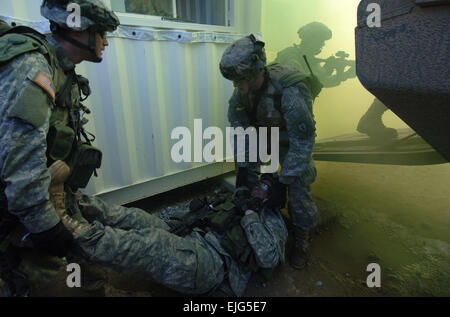 Les soldats de l'Armée américaine à partir de la Compagnie Alpha, 1er Bataillon, 5e Régiment d'infanterie, 1ère Brigade, 25e Division d'infanterie, coéquipiers à extraire médicalement pendant l'exercice de sécurité au sabre Talisman d'entraînement de Shoalwater Bay, Australie, le 28 juin 2007. L'exercice est conçu pour former les forces australiennes et américaines dans la planification et la conduite des opérations de la force opérationnelle combinée, qui permettront d'améliorer la préparation au combat et l'interopérabilité. Spécialiste de la communication de masse 2e classe Sandra M. Palumbo Banque D'Images