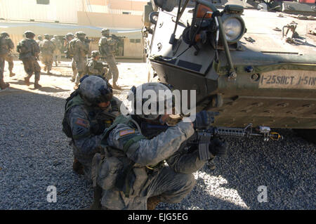 Les soldats de l'Armée américaine à partir de la Compagnie Alpha, 1er Bataillon, 5e Régiment d'infanterie, couvrir de feu comme des membres de leur société effacer chaque structure de l'immeuble au cours d'une attaque simulée sur Framboisier Camp durant l'exercice 2007 Sabre Talisman Shoalwater Bay, en Australie, le 28 juin 2007. L'exercice est conçu pour former les forces australiennes et américaines dans la planification et la conduite des opérations de la force opérationnelle combinée, qui permettront d'améliorer la préparation au combat et l'interopérabilité. Spécialiste de la communication de masse 2e classe Sandra M. Palumbo Banque D'Images