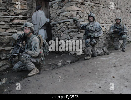 Les soldats de l'armée américaine, du 1er bataillon du 327e Régiment d'infanterie, 101ème Division aéroportée s'agenouiller à l'extérieur de la ville de Badmuk, dans la province de Kunar, l'Afghanistan, après une attaque de nuit sur les positions des talibans présumés dans le cadre de l'opération Azmaray Fury le 2 août 2010. La CPS. Anthony Jackson. Banque D'Images