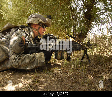 Circuit de l'armée américaine. Jason Denson tire la sécurité pendant un arrêt de sécurité au cours d'une patrouille à pied dans le sud de Bagdad, Jabour arabes, l'Irak, lors d'une opération de combat le 17 juin 2007. L'opération est une opération de balayage par Jabour arabes dans le cadre d'un effort pour mettre un terme à la circulation d'armes et d'explosifs dans la capitale. La Compagnie Alpha de Denson est 1er Bataillon, 30e Régiment d'infanterie, 2e Brigade Combat Team, 3ème Division d'infanterie à Fort Stewart, Ga. SPC. Olanrewaju Akinwunmi Banque D'Images