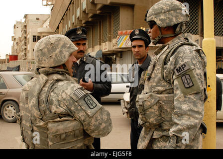 Bagdad - le colonel Byron Freeman, le commandant de la 8e Brigade de police militaire, ìWatchdogî la Division multinationale ñ Bagdad et originaire de Norfolk, Va., visites de contrôle Le 14 février au cours de la mise en oeuvre de mesures de sécurité accrues aux postes de contrôle dans toute la ville en prévision de l'Arbaíeen maison de pèlerinage. La police militaire dans la ville de Bagdad ont mené plus de checkpoint watch avec leurs partenaires de la police irakienne. Le sergent de l'armée américaine. Jessika Malott, MP 8 Bde. PAO, DN-B Banque D'Images