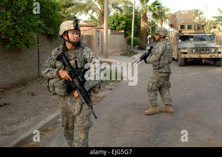 Les soldats de l'Armée américaine à partir de la Compagnie Bravo, 1er Bataillon, 28e Régiment d'infanterie, 4e Brigade Combat Team, 1re Division d'infanterie d'assurer la sécurité pendant une opération de bouclage et de recherche dans le domaine de Jihad Bagdad, Iraq , le 8 mai 2007. Le s.. Bronco Suzuki Banque D'Images