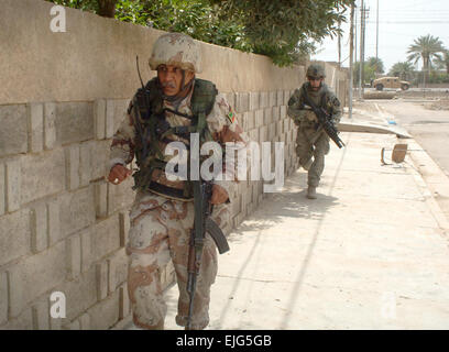 Le sergent de l'armée américaine. Jesse McDowell, l'arrière, et un soldat de l'armée irakienne à partir de la 3e Bataillon, 2e Brigade, 3e Division de l'armée iraquienne rapprochent de la sécurité d'une maison au cours d'une opération de reconnaissance possible de récupérer un lanceur de fusée d'insurgés dans la région de Dora Al de Bagdad, l'Iraq, le 25 mai 2007. McDowell est de la Compagnie Alpha, 2e Bataillon, 12e Régiment d'infanterie, 2e Brigade Combat Team, 2e Division d'infanterie. Le s.. Bronco Suzuki Banque D'Images