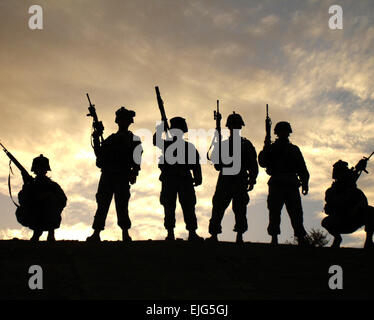 Soldats de la Batterie B, 3e bataillon du 320e Régiment d'artillerie, 101e Division aéroportée, pause à la fin d'une patrouille près de Wynot, de l'Iraq. . Banque D'Images