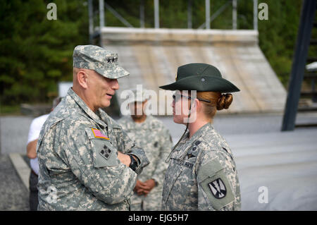 Chef de l'armée américaine, le Général Ray Odierno parle de Sgt. Serina Glass, un Sergent instructeur de la Compagnie Echo, 1er Bataillon, 61e Régiment d'infanterie, au cours de sa visite à la formation de base accessible à Fort Jackson, SC 25 Octobre, 2012. Le s.. Teddy Wade Banque D'Images