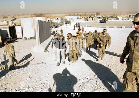 Secrétaire de l'Armée John McHugh des entretiens avec le colonel Todd R. Wood, commandant de la 1re brigade Stryker Combat Team, 25e Division d'infanterie, au cours d'une visite à la base d'opération avancée Masum Ghar, dans la province de Kandahar, Afghanistan, le 14 décembre. La CPS. John G. Martinez Banque D'Images