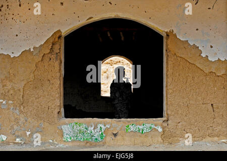 Le Sgt. 1re classe Jeffrey Cesaitis promenades à travers un bâtiment abandonné dans la Shahr-e Safa, l'Afghanistan, lors d'une évaluation du site bazar, janv. 19. Les membres de l'Équipe de reconstruction provinciale Zabul a visité le bazar d'évaluer les projets à venir et parler aux aînés sur les questions à l'intérieur du village. U.S. Air Force photo/Le s.. Brian FergusonReleased Banque D'Images