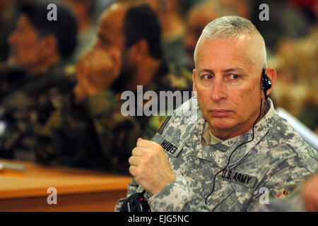 Le brig. Le général Steven Huber, Combined Joint Task Force Phoenix VIII, commandant de l'écoute à un interprète à l'aide d'un écouteur à l'armée nationale afghane 205e conférence du commandant de Corps au Camp Hero près de l'aérodrome de Kandahar, dans le sud de l'Afhganistan. La Conférence a été planifié et exécuté par l'ANA. Banque D'Images