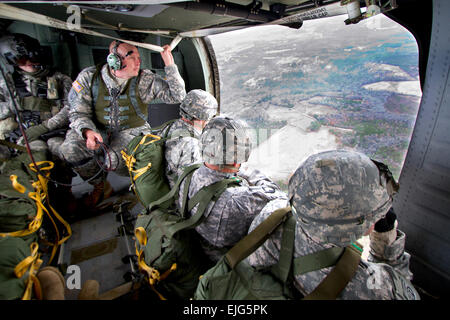 Le sergent de l'armée américaine. David prépare la harpe avec parachutistes 1ère Brigade Combat Team pour passer d'un Black Hawk UH-60M hélicoptère sur Fort Bragg, Caroline du Nord, le 29 novembre 2010. Harpe, le sous-officier responsable des opérations aéroportées, est affecté à la 82e Division aéroportée, 2e bataillon du 325e Régiment d'infanterie aéroporté, 2e Brigade Combat Team. Le Sgt. Michael J. MacLeod Banque D'Images