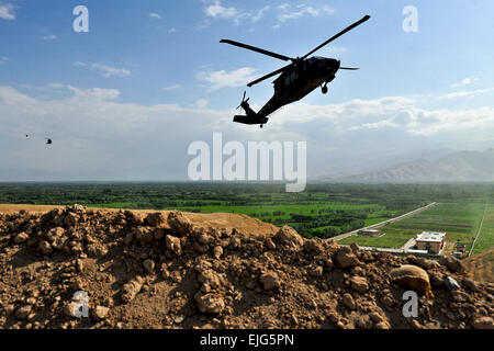 Trois hélicoptères Black Hawk UH-60 atterrir à un poste hors de l'Afghanistan, Northerm 22 juillet, dans la province de Samangan. U.s. Air Force SSgt Bradley Lail Banque D'Images